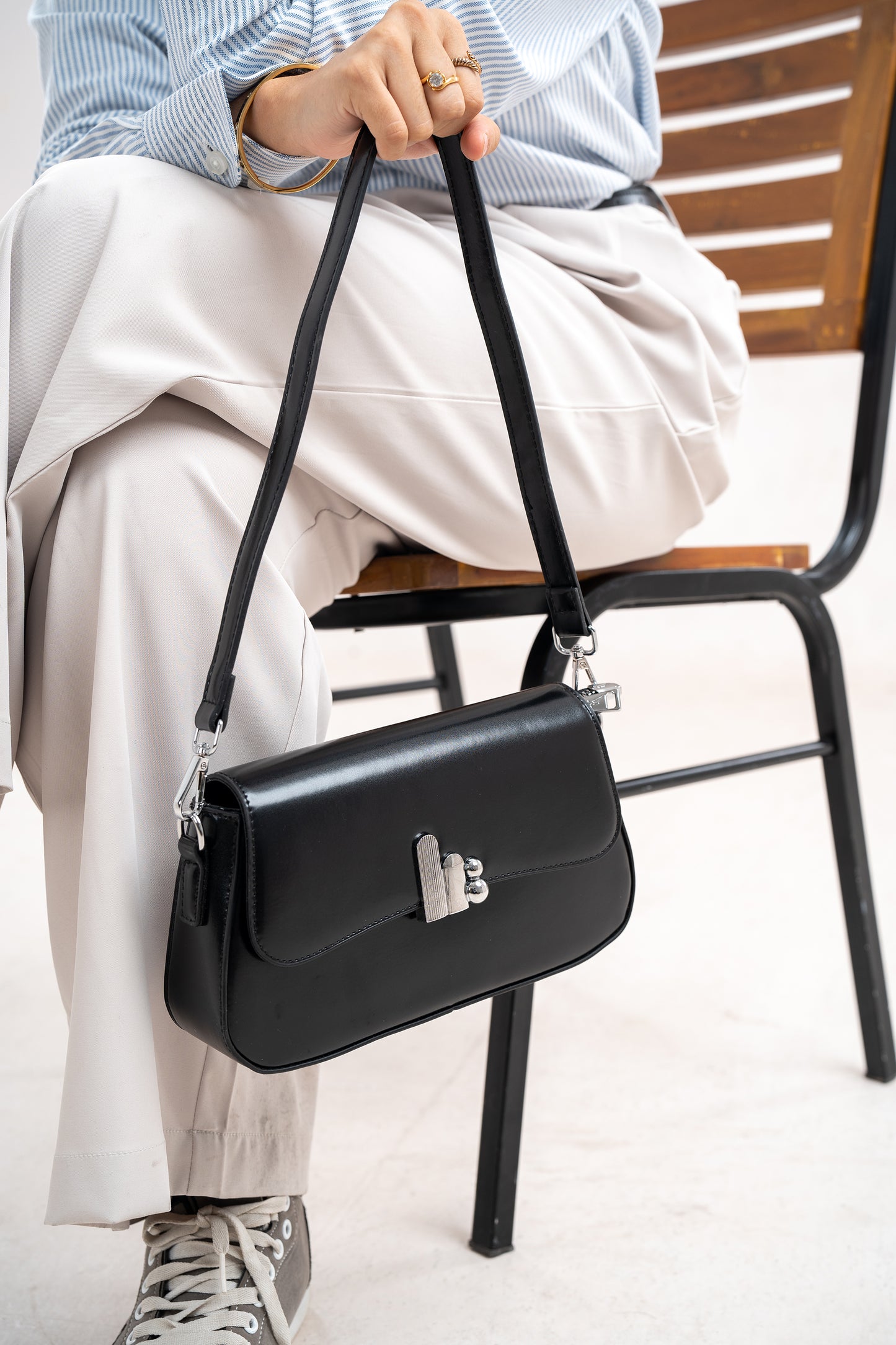 Hand Bag| The Verona Curve - Black
